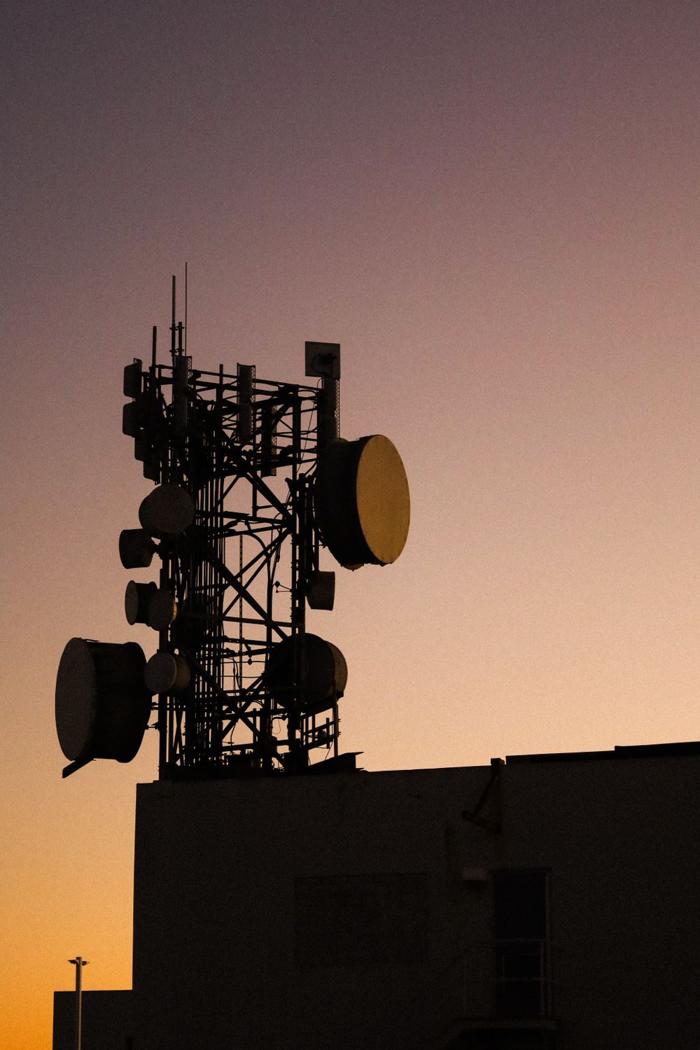 Antenas de una torre de telecomunicaciones al atardecer